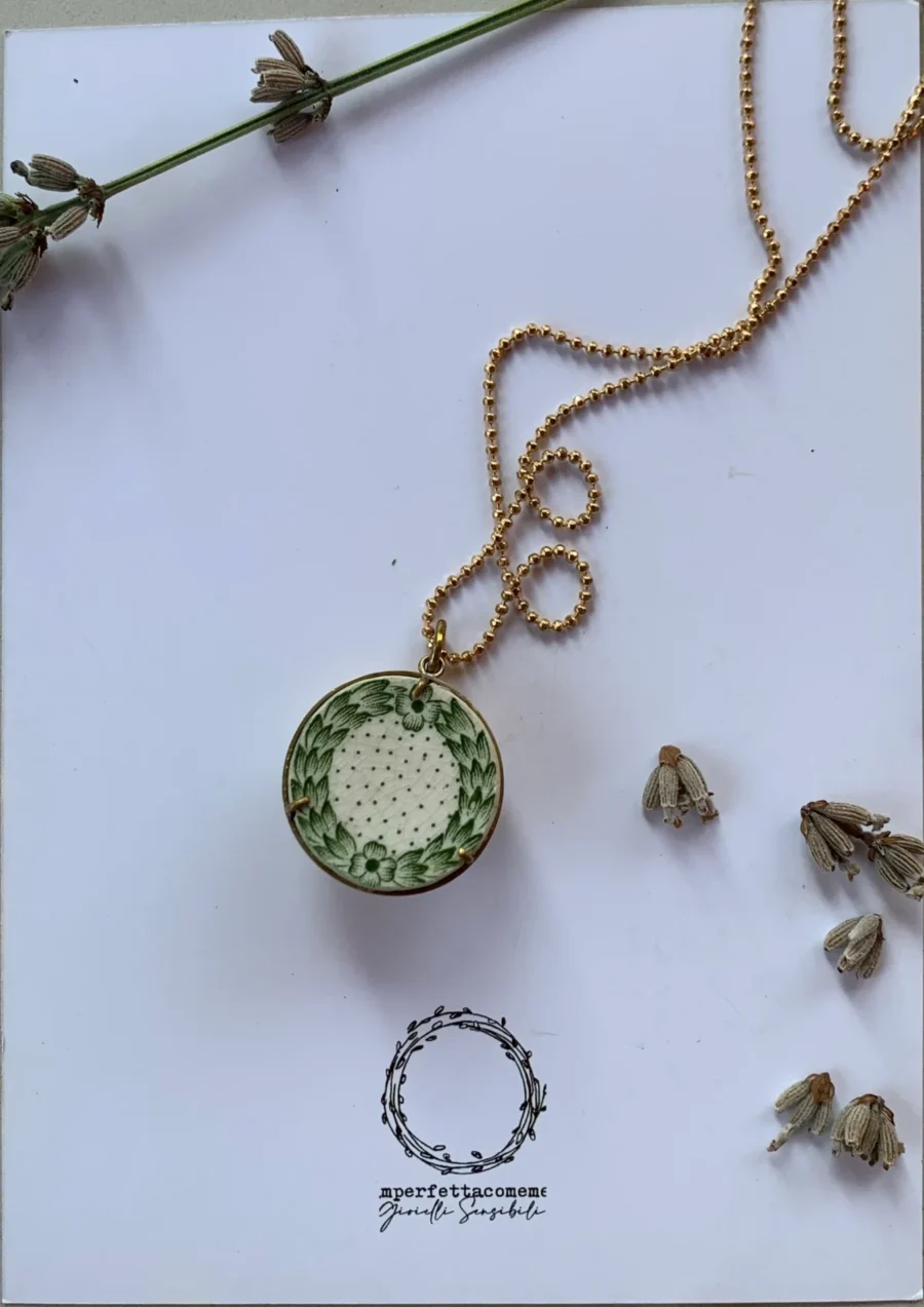 Collana con ciondolo rotondo lavorazione orafa con ceramica vintage e ottone semi refrattario