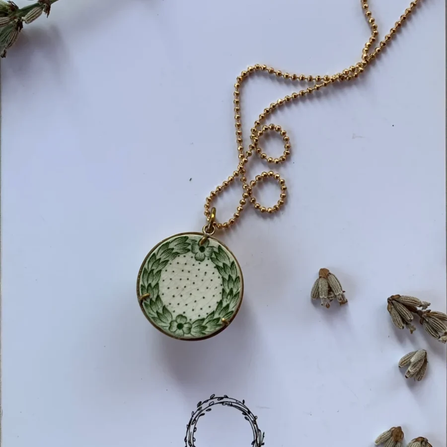 Collana con ciondolo rotondo lavorazione orafa con ceramica vintage e ottone semi refrattario